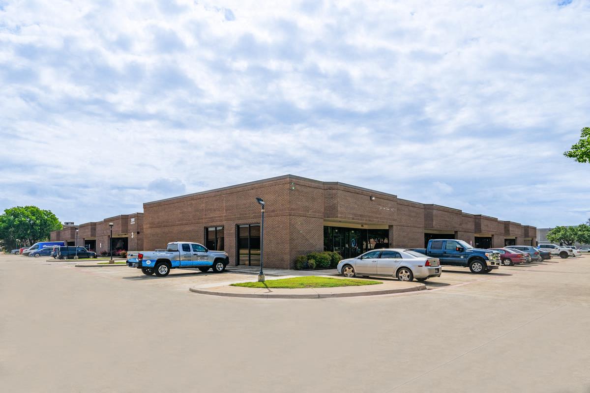 1,838 SF Flex Space in Carrollton, TX Photo